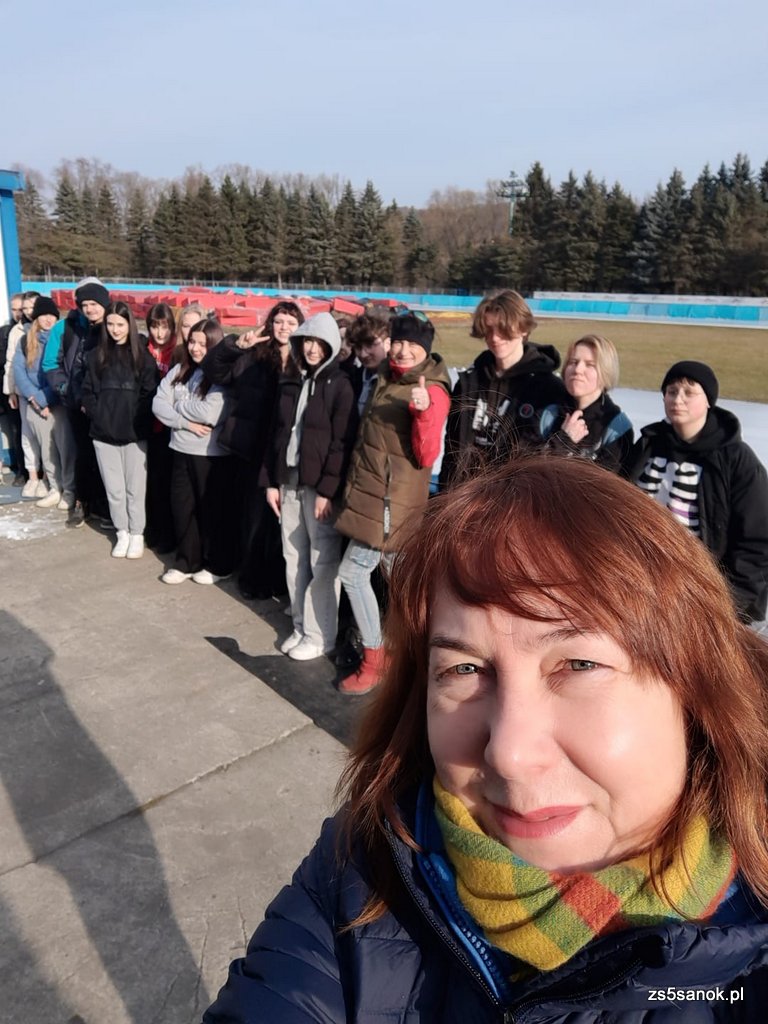 Grupa osób na lodowisku