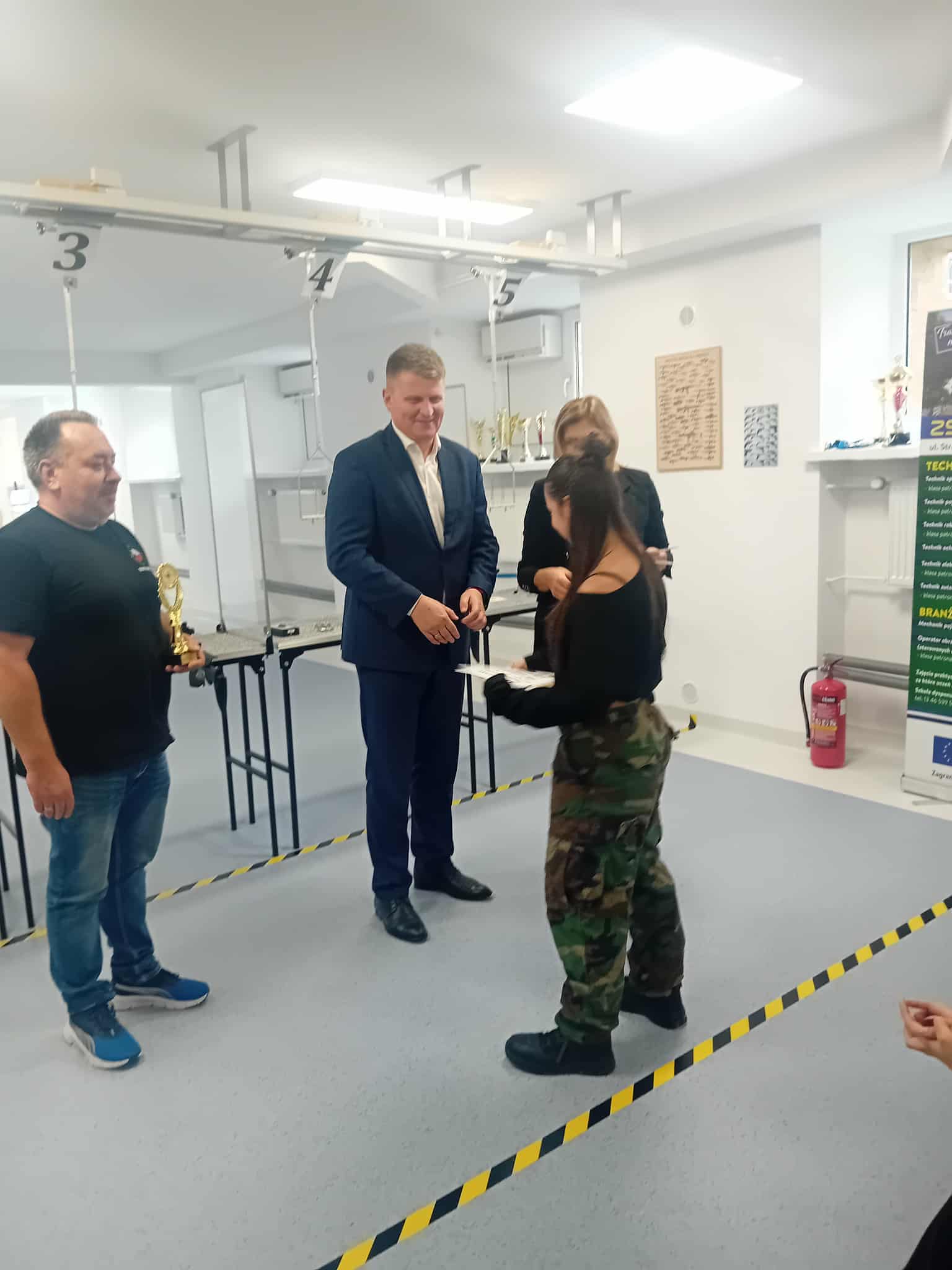 Zawodniczka odbiera dyplom