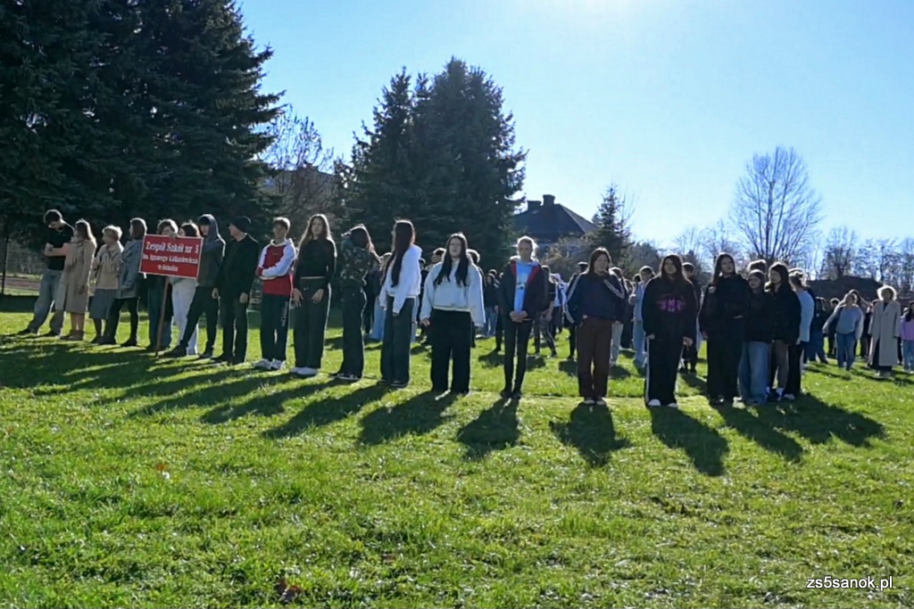 Uczniowie ustawieni w szeregu - przygotowani do wykonania zadania