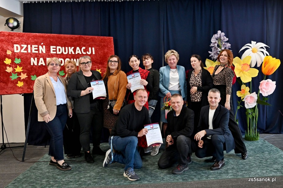 Nauczyciele Zespołu Szkół nr 5 w Sanoku wraz z Panią Dyrektor Elżbietą Kkokoszką
