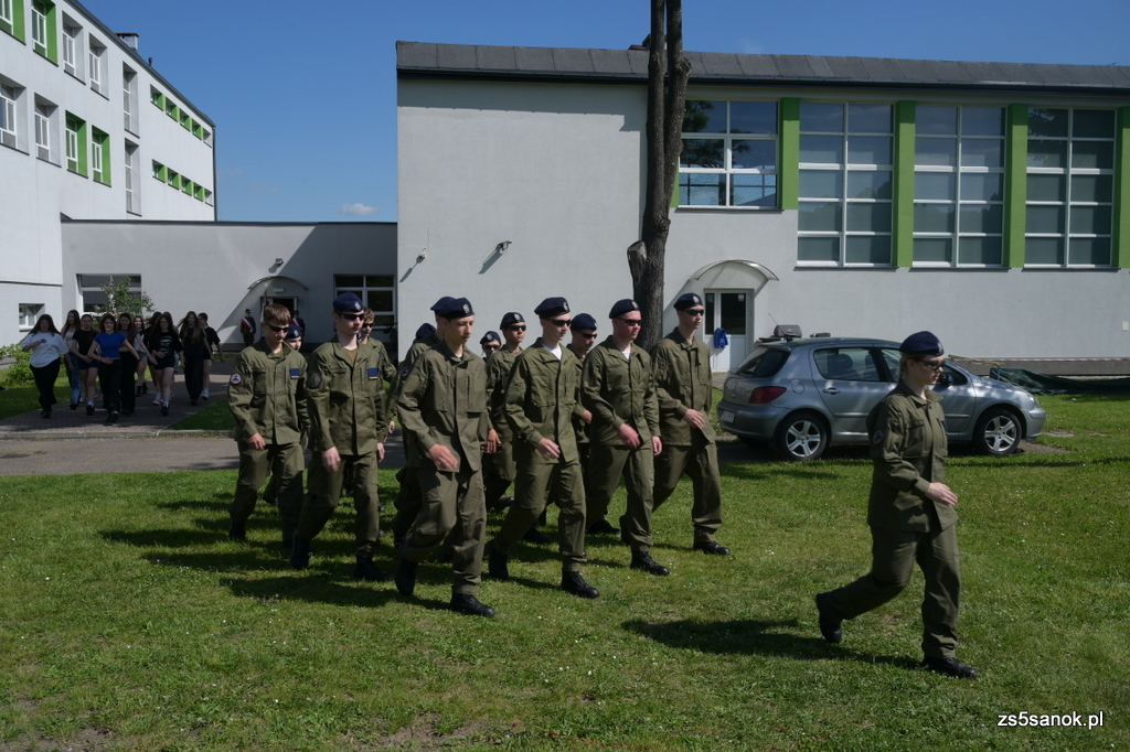 Kadeci maszerują na miejsce zbiórki