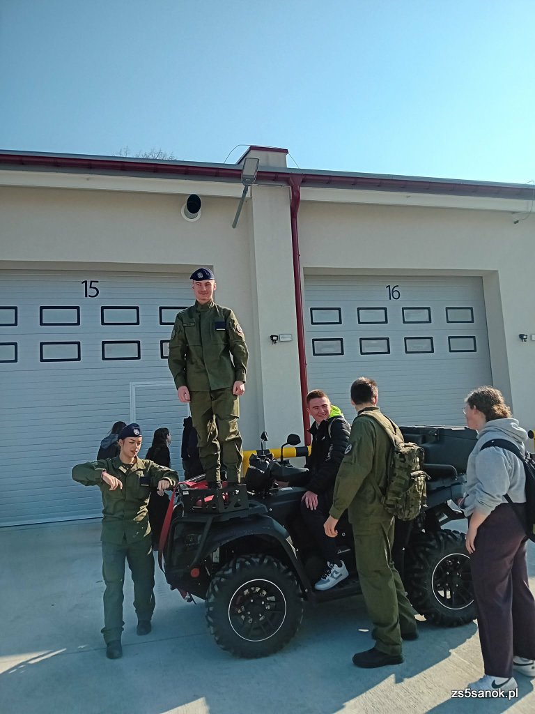 Uczniowie przy kładzie.