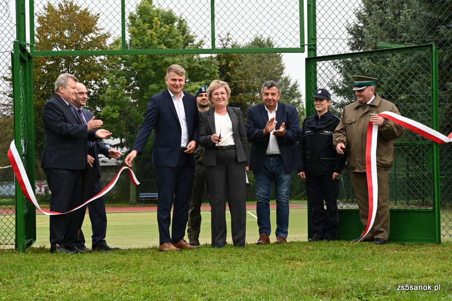 Osoby otwierające kort, przecinanie biało-czerwonej wstęgi. 
