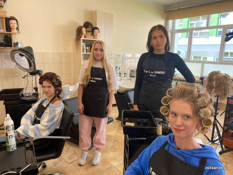 Uczennice technikum w czasie praktyk