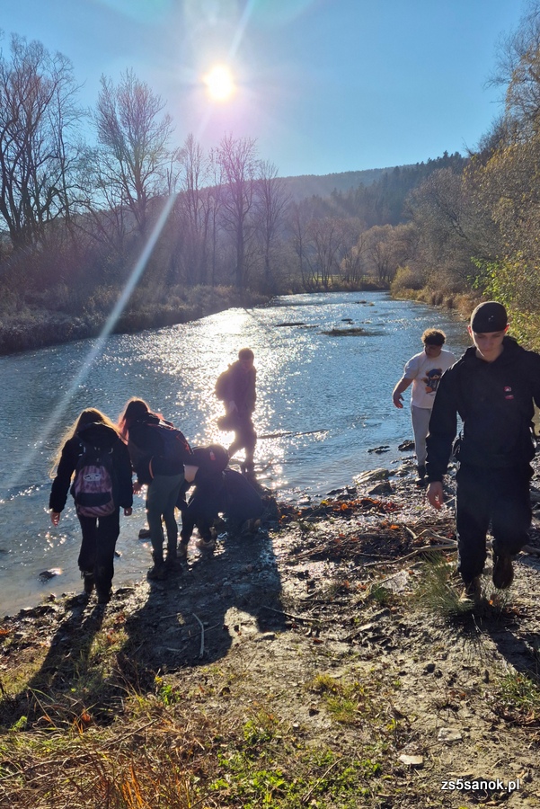 Uczestnicy rajdu na tle rzeki