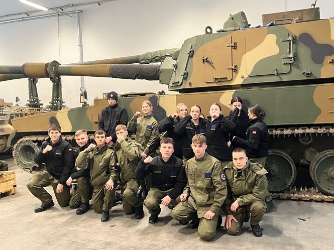 Uczniowie OPW na tle pojazdu artyleryjskiego