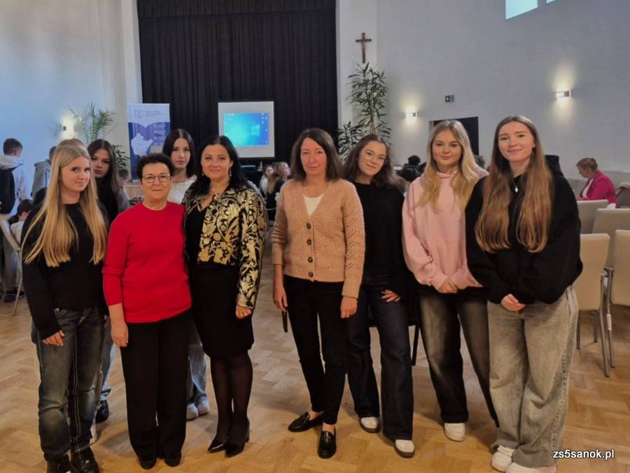 Wspólne zdjęcie osób biorących udział w skzoleniu