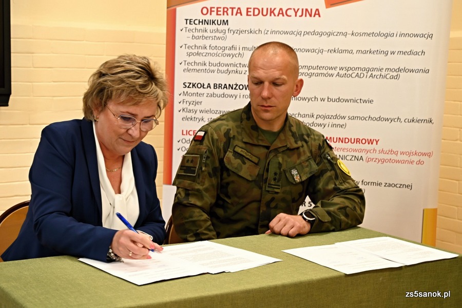 Dyrektor Zespołu Szkół nr 5 w Sanoku podpisuje umowę
