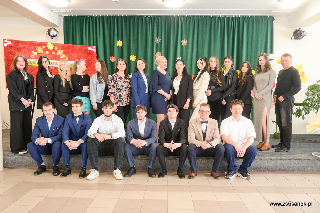 Zdjęcie grupowe klasy kończącej