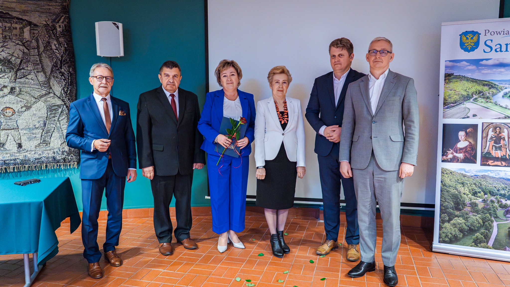 Na zdjęciu Dyrektor Zespołu Szkół nr 5 w Sanoku wraz z przedstawicielami Strarostwa