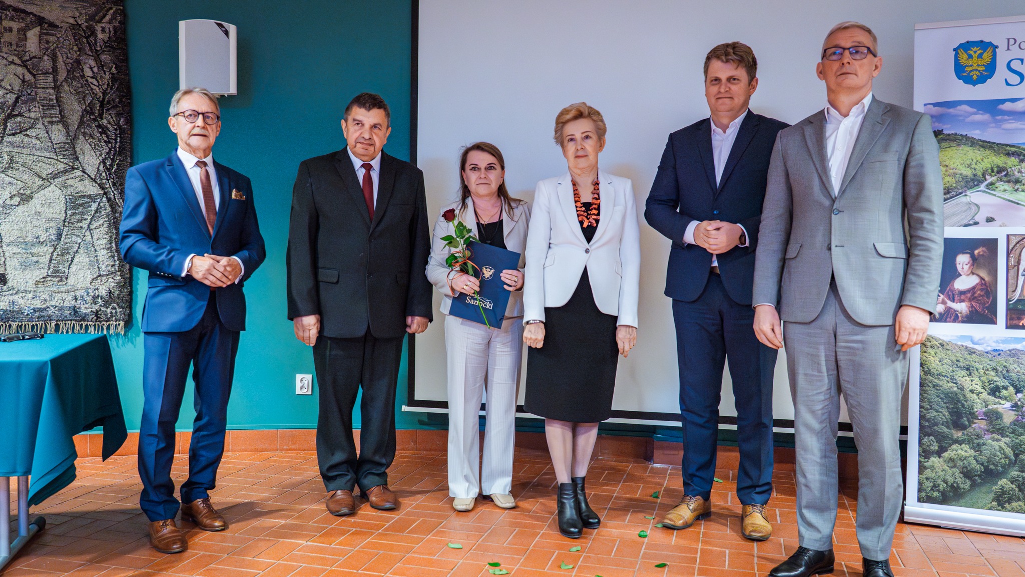 Na zdjęciu Eliza Wojnicka z przedstawicielami starostwa