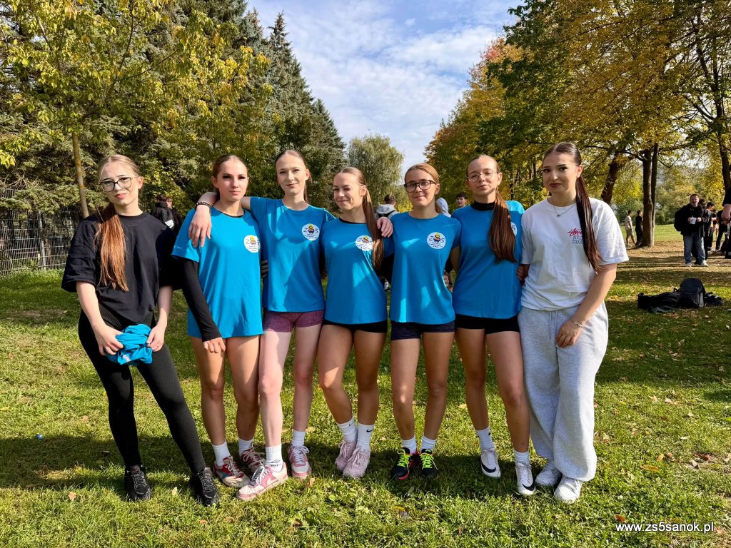 Zdjęcie grupowe zawodniczej w niebieskich strojach ZS5 Sanok