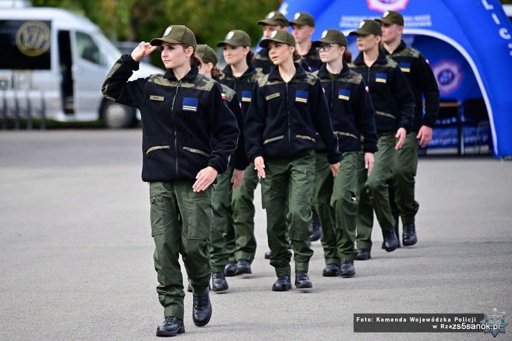 Kadeci w trakcie pokazu - prowadzący salutuje